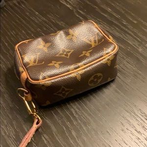 Louie Vuitton wristlet that looks brand new